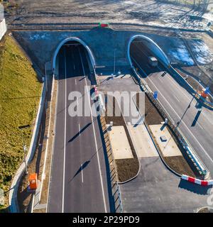 Neu eröffnete mehrspurige Tunnel auf der Autobahn Zakopianka in Polen im November 2022. Der Tunnel ist über 2 km lang und führt von Krakau nach Zakopan Stockfoto