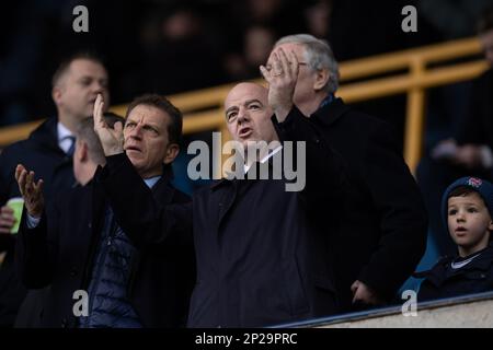 Präsident von FIFA Gianni Infantino, der während des Sky Bet Championship-Spiels im Den, Millwall, von der Regisseurin aus zusieht. Foto: Samstag, 4. März 2023. Stockfoto