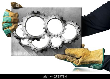 Arbeiter mit Schutzhandschuhen, der eine graue Metallplatte mit einer Gruppe von sieben leeren Metallgetrieben (Zahnräder) hält, isoliert auf weißem Hintergrund Stockfoto