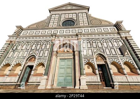 Florenz (Florenz), Fassade der Basilika Santa Maria Novella, im gotischen Renaissance-Stil, isoliert auf weißem Hintergrund. Toskana, Italien, Europa. Stockfoto