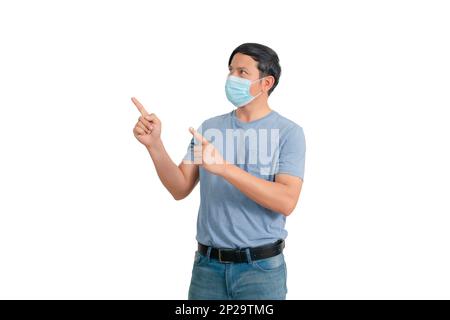 Ein asiatischer Mann, der eine Massengeste trägt Stockfoto