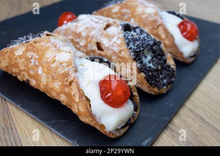 Sizilianischer Cannoli, traditionelles Dessert, typisch für sizilianisches Gebäck Stockfoto