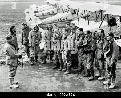 Mitarbeiter der Midland Bank, die der RAF Volunteer Reserve beigetreten sind, bereit für ihre ersten Pilotenschulungsflüge, London Air Park, Hanworth, 26. März 1937 Stockfoto