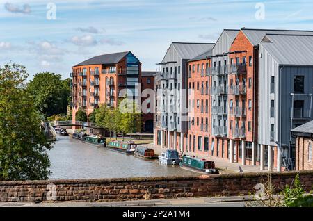 Blick auf moderne Apartmentgebäude mit Lastkähnen am Kanal, Chester, England, Großbritannien Stockfoto