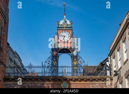 Historische viktorianische Eastgate Uhr an der Stadtmauer, Chester, England, Großbritannien Stockfoto