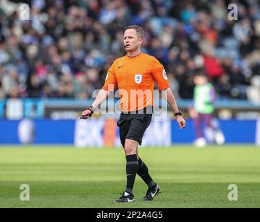 Huddersfield, Großbritannien. 04. März 2023. Schiedsrichter David Webb beim Sky Bet Championship-Spiel Huddersfield Town vs Coventry City im John Smith's Stadium, Huddersfield, Großbritannien, 4. März 2023 (Foto von Mark Cosgrove/News Images) in Huddersfield, Großbritannien, am 3./4. März 2023. (Foto: Mark Cosgrove/News Images/Sipa USA) Guthaben: SIPA USA/Alamy Live News Stockfoto