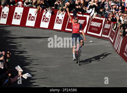 Der britische Tom Pidcock von Ineos Grenadiers feiert nach dem Sieg des eintägigen Radrennen „Strade Bianche“ (184km) von und nach Siena, Italien, am Samstag, den 04. März 2023. BELGA FOTO DIRK WAEM Stockfoto