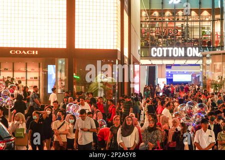 KUALA LUMPUR. 4. März 2023 Die Leute warten auf die Überquerung der Straße in Bukit Bintang. Bewegung verschwommen. Stockfoto