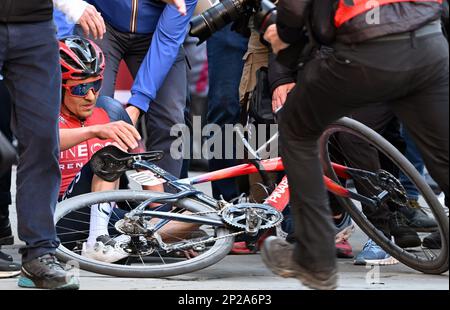 Der britische Tom Pidcock von Ineos Grenadiers feiert nach dem Sieg des eintägigen Radrennen „Strade Bianche“ (184km) von und nach Siena, Italien, am Samstag, den 04. März 2023. BELGA FOTO DIRK WAEM Stockfoto