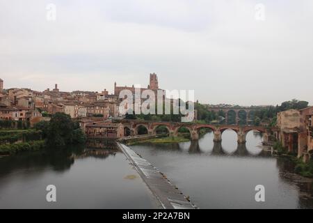 Panoramablick auf Pont Vieux (alte Brücke), die Kathedrale Sainte-Cécile und die Altstadt in Albi, Frankreich Stockfoto