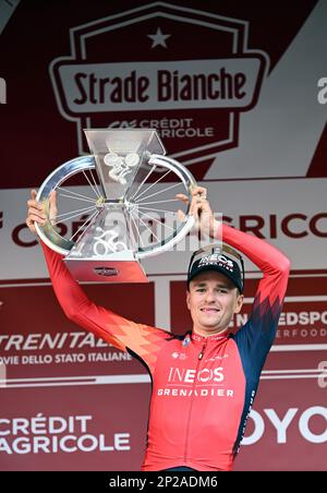 Der britische Tom Pidcock von Ineos Grenadiers feiert nach dem Sieg des eintägigen Radrennen „Strade Bianche“ (184km) von und nach Siena, Italien, am Samstag, den 04. März 2023. BELGA FOTO DIRK WAEM Stockfoto