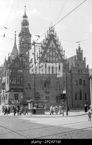 Altes Rathaus von Breslau mit Uhr auf dem Marktplatz (Rynek) in der Altstadt. Breslau, Polen, 1957 Stockfoto