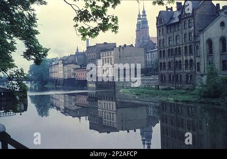 Altes Flussbett der oder, Młynówka-Kanal ( Mühlgraben) und Klein-Venedig. Hinter den Häusern befindet sich die Kirche des Heiligen Kreuzes. Opole, Polen, 1962 Stockfoto