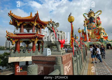 Kaohsiung, Taiwan - 9. Februar 2023: Besucher des Zuoying Yuandi-Tempels am Lotusteich in Kaohsiung, Taiwan. Stockfoto