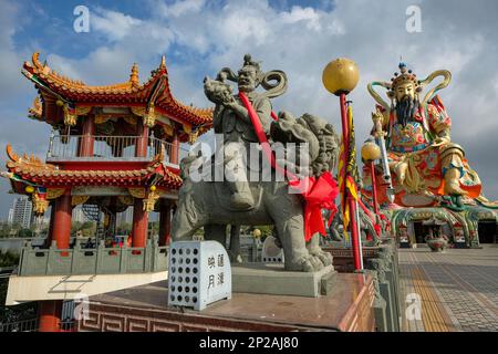 Kaohsiung, Taiwan - 9. Februar 2023: Zuoying Yuandi-Tempel am Lotusteich in Kaohsiung, Taiwan. Stockfoto