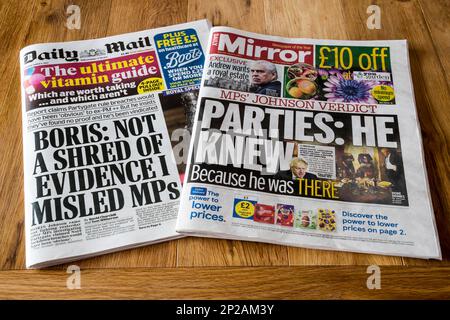 4. März 2023 Die Schlagzeilen von Daily Mirror & Daily Mail haben sehr unterschiedliche Ansichten über den neuen Zwischenbericht des Privilegien-Komitees in Boris Johnson und Partygate. Stockfoto