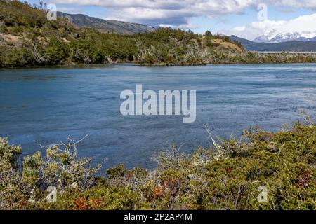 Fluss Serrano mit kristallklarem blauem Wasser im Torres del Paine Nationalpark in Chile, Patagonien, Südamerika Stockfoto