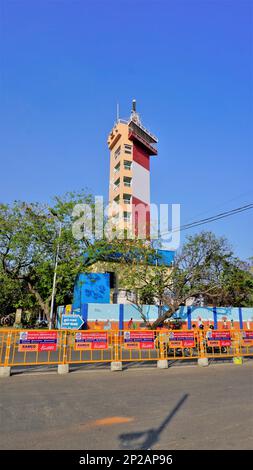 Chennai, Tamilnadu, Indien-Dezember 29 2022: Wunderschöner Blick auf das Chennai Light House mit klarem Himmel im Marina Beach an der Ostküste Stockfoto