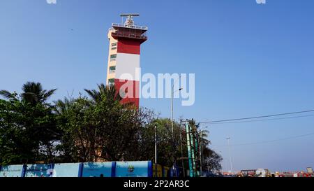 Chennai, Tamilnadu, Indien-Dezember 29 2022: Wunderschöner Blick auf das Chennai Light House mit klarem Himmel im Marina Beach an der Ostküste Stockfoto