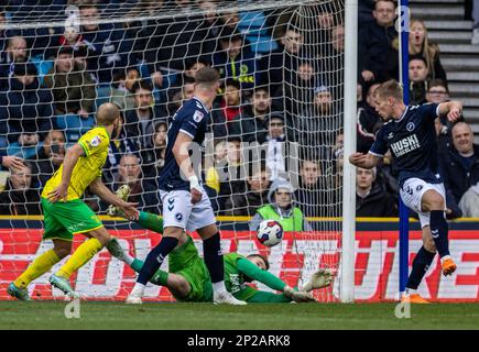 Jacob Lungi Sorensen von Norwich City (nicht abgebildet) erzielt beim Sky Bet Championship-Spiel im Den, Millwall, sein erstes Tor. Foto: Samstag, 4. März 2023. Stockfoto