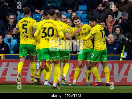 Jacob Lungi Sorensen von Norwich City feiert das erste Tor seiner Seite mit Teamkollegen während des Sky Bet Championship-Spiels im Den, Millwall. Foto: Samstag, 4. März 2023. Stockfoto