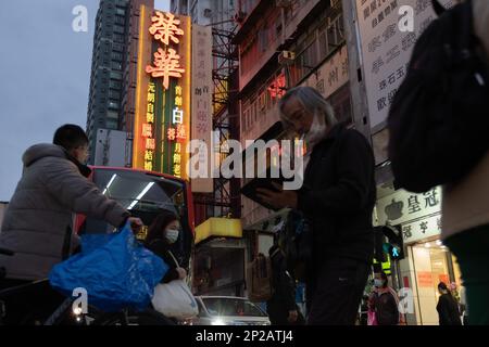 Neonbeschilderung bei Yuen Long - Wing Wah Cake Shop (Zweigstelle Yuen Long). Hongkongs einst allgegenwärtige Neonschilder sind in den letzten zehn Jahren schnell verschwunden. In seiner Blütezeit wurden tausende Schilder in der Stadt errichtet, manchmal übereinander gestapelt. 17FEB23 SCMP/CONNOR MYCROFT Stockfoto