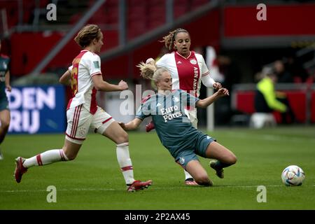 AMSTERDAM - (lr) Isa Kardinaal von Ajax Women, Cheyenne van den Goorbergh von Feyenoord V1, Chasity Grant von Ajax Women während des niederländischen Frauenspiels zwischen Ajax und Feyenoord in der Johan Cruijff Arena am 4. März 2023 in Amsterdam, Niederlande. ANP JEROEN PUTMANS Stockfoto