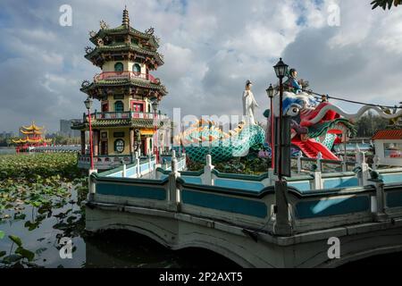 Kaohsiung, Taiwan - 9. Februar 2023: Der Frühlings- und Herbstpavillon ist ein taoistischer Tempel am Lotussee in Kaohsiung, Taiwan Stockfoto