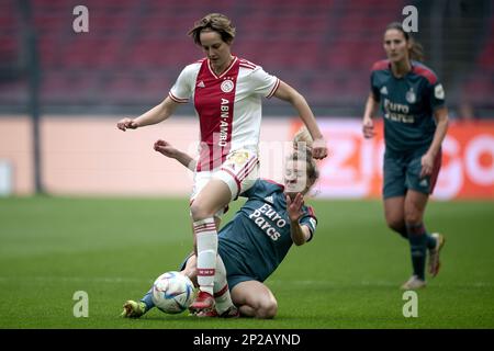 AMSTERDAM - (lr) Isa Kardinaal von Ajax Women, Maxime Bennibk von Feyenoord V1 während des niederländischen Frauenspiels zwischen Ajax und Feyenoord in der Johan Cruijff Arena am 4. März 2023 in Amsterdam, Niederlande. ANP JEROEN PUTMANS Stockfoto