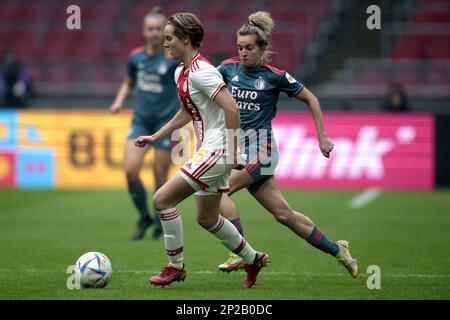 AMSTERDAM - (lr) Isa Kardinaal von Ajax Women, Maxime Bennibk von Feyenoord V1 während des niederländischen Frauenspiels zwischen Ajax und Feyenoord in der Johan Cruijff Arena am 4. März 2023 in Amsterdam, Niederlande. ANP JEROEN PUTMANS Stockfoto