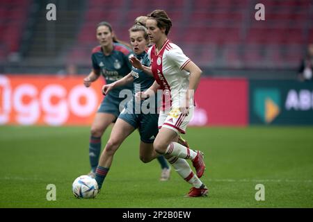 AMSTERDAM - (lr) Maxime Bennibk von Feyenoord V1, Isa Kardinaal von Ajax Women während des niederländischen Frauenspiels zwischen Ajax und Feyenoord in der Johan Cruijff Arena am 4. März 2023 in Amsterdam, Niederlande. ANP JEROEN PUTMANS Stockfoto