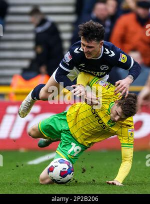 Danny McNamara von Millwall und Jacob Lungi Sorensen von Norwich City in Aktion während des Spiels der Sky Bet Championship im Den, Millwall. Foto: Samstag, 4. März 2023. Stockfoto