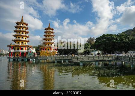 Kaohsiung, Taiwan - 9. Februar 2023: Drachen- und Tigerpagode ist ein Tempel am Lotussee in Kaohsiung, Taiwan Stockfoto