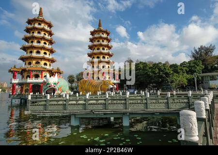 Kaohsiung, Taiwan - 9. Februar 2023: Drachen- und Tigerpagode ist ein Tempel am Lotussee in Kaohsiung, Taiwan Stockfoto