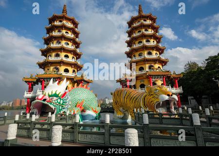 Kaohsiung, Taiwan - 9. Februar 2023: Drachen- und Tigerpagode ist ein Tempel am Lotussee in Kaohsiung, Taiwan Stockfoto
