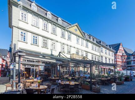 Limburg an der Lahn: Altstadt, Kornmarkt, Fachwerkhäuser, Café in Lahntal, Hessen, Hessen, Deutschland Stockfoto