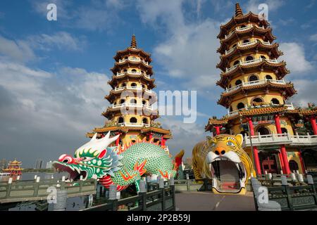 Kaohsiung, Taiwan - 9. Februar 2023: Drachen- und Tigerpagode ist ein Tempel am Lotussee in Kaohsiung, Taiwan Stockfoto