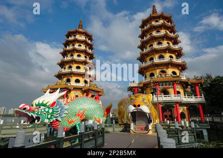 Kaohsiung, Taiwan - 9. Februar 2023: Drachen- und Tigerpagode ist ein Tempel am Lotussee in Kaohsiung, Taiwan Stockfoto