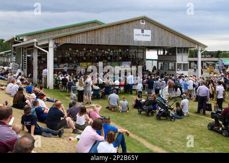 Viele Besucher beobachten Walzenlader beim Wettstreit (ein traditionelles Outdoor-Entertainment-Event in der Schuppenscheune) - Great Yorkshire Show, Harrogate, England, Großbritannien. Stockfoto