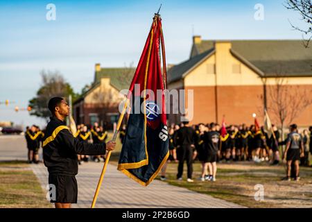 Fallschirmjäger, die der 82. Luftwaffe zugeteilt sind, verabschieden sich von Kommandoleiter Major David Pitt, dem Kommandoleiter Major der Division, in Fort Bragg, NC, 8. Februar 2023. Fallschirmjäger schenkten Pitt mit einer Tafel, die seine herausragende Führung und Geschichte mit der Division darstellte. Stockfoto