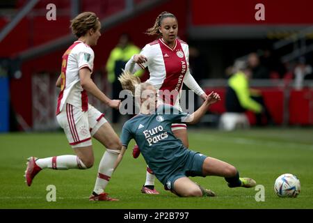 AMSTERDAM - (lr) Isa Kardinaal von Ajax Women, Cheyenne van den Goorbergh von Feyenoord V1, Chasity Grant von Ajax Women während des niederländischen Frauenspiels zwischen Ajax und Feyenoord in der Johan Cruijff Arena am 4. März 2023 in Amsterdam, Niederlande. ANP JEROEN PUTMANS Stockfoto