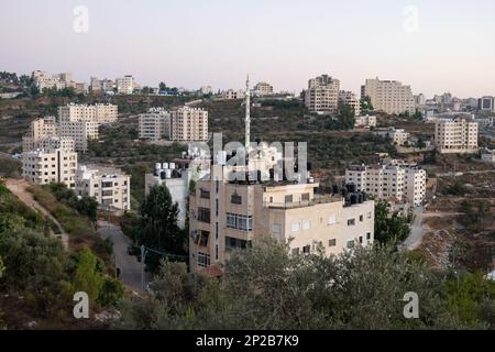 Ramallah, Ramallah und al-Bireh-Gouvernement, Palästina - 28. Juli 2022: Panoramablick auf Ramallah, palästinensische Hauptstadt mit weißem Gebäude Stockfoto