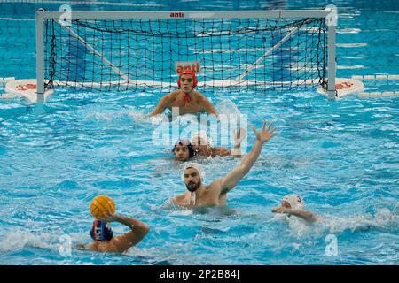 Scandone Swimming Pool, Neapel, Italien, 04. März 2023, Roberto Spinelli von CN Posillipo Tyler Abramson von CN Posillipo während eines Spiels CN Posillipo vs Nuoto Catania - Waterpolo Italian Serie A. Stockfoto