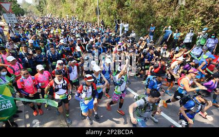 Oxfam Trailwalker 2022, startet von Pak Tam Chung, Sai Kung für das 100km. Rennen nach Yuen Long, nach einer dreijährigen Pause unter der Covid-19-Pandemie. 24FEB23 SCMP/Dickson Lee Stockfoto