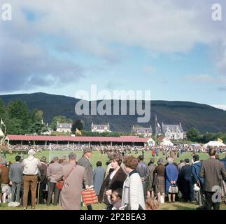 1960er Jahre, historisch, Zuschauer beobachten die Highland Spiele, Braemar, Schottland, Großbritannien. Stockfoto