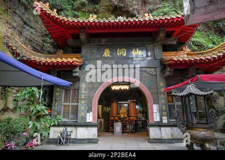 Keelung, Taiwan - 16. Februar 2023: Xiandongyan Zuisheng Tempel im Inneren der Feenhöhle in Keelung, Taiwan. Stockfoto