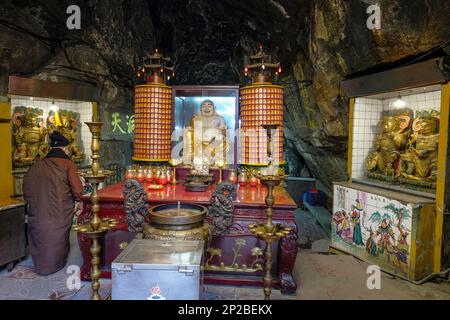 Keelung, Taiwan - 16. Februar 2023: Xiandongyan Zuisheng Tempel im Inneren der Feenhöhle in Keelung, Taiwan. Stockfoto