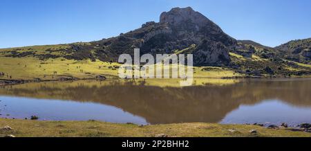 Eine ruhige Szene von Asturien, Spanien mit seiner wunderschönen Gebirgskette und Ercinia See, der den Himmel reflektiert. Ein perfekter Panoramablick auf Naturwunder Stockfoto