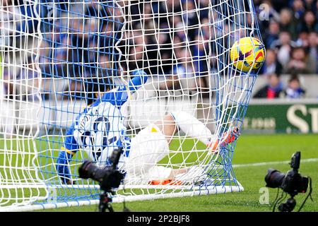 Brighton und Hove Albion's Kaoru Mitoma schießen während des Premier League-Spiels im American Express Community Stadium, Brighton, das dritte Tor ihrer Mannschaft. Foto: Samstag, 4. März 2023. Stockfoto