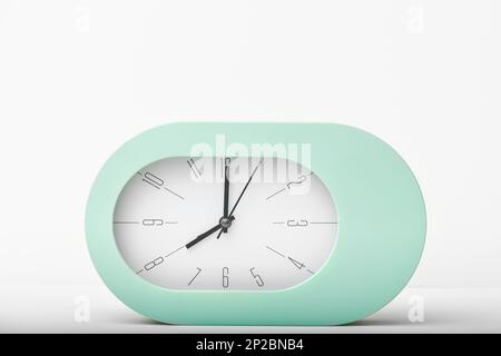 Zeitgenössische Uhr moderner Wecker Design weißer Hintergrund Studio neu Stockfoto